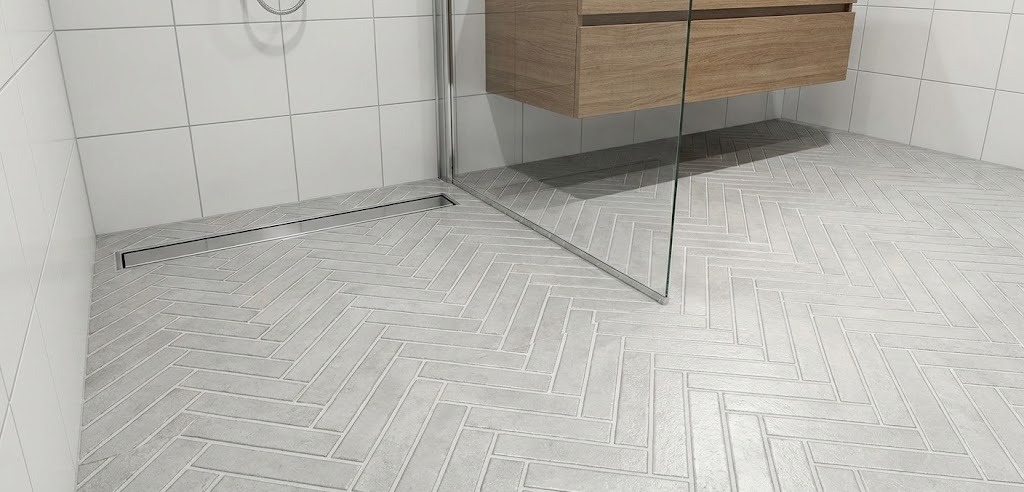 Linjebrunn på ett golv som är kaklat i fiskbensmönster.